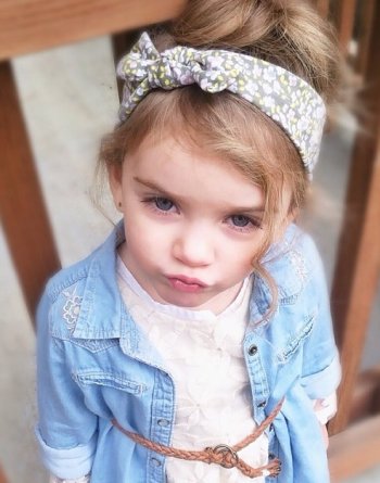 A kékbe öltöztetett kislány esete az idős nénivel -  -  - baba öltöztetés, gyermek öltöztetés, kék vagy rózsaszín, kisfiú ruha, kislányruha, 