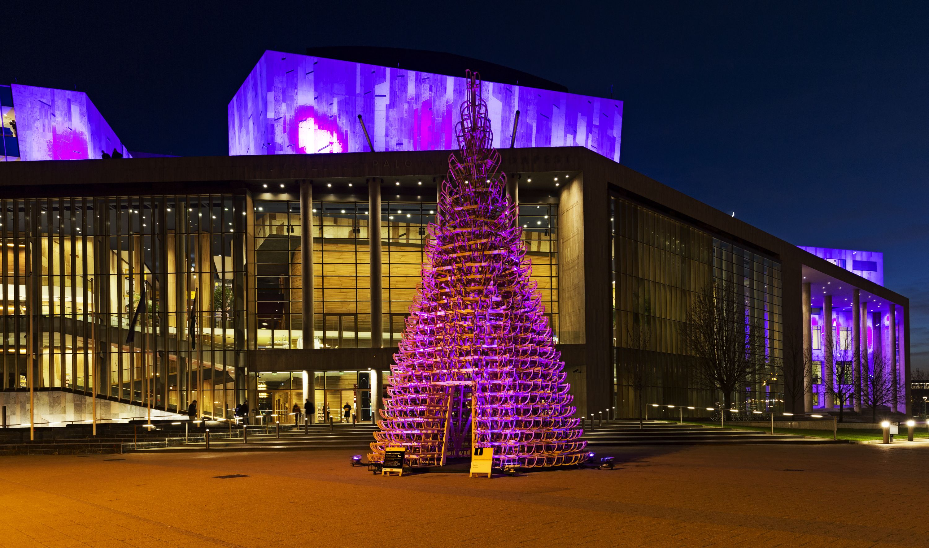 Ajándék karácsonyfa szánkókból - STYLENEWS -  - Hello Wood, Művészetek Palotája, 