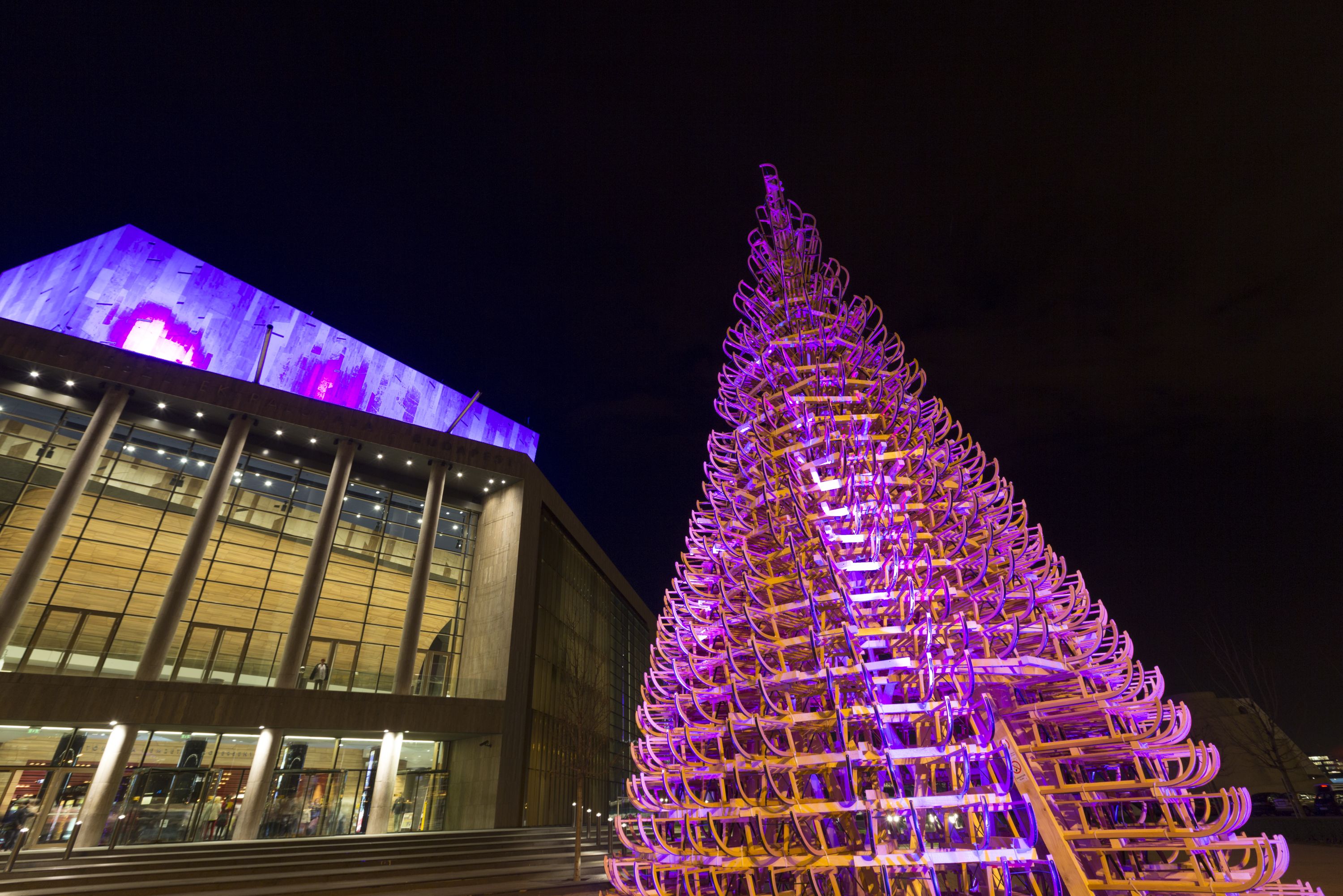 Ajándék karácsonyfa szánkókból - STYLENEWS -  - Hello Wood, Művészetek Palotája, 