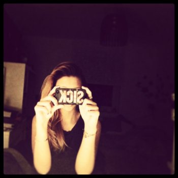 Vidám beteg, nem is beteg - KERESD A NŐT  -  - rúzs és tükör, 