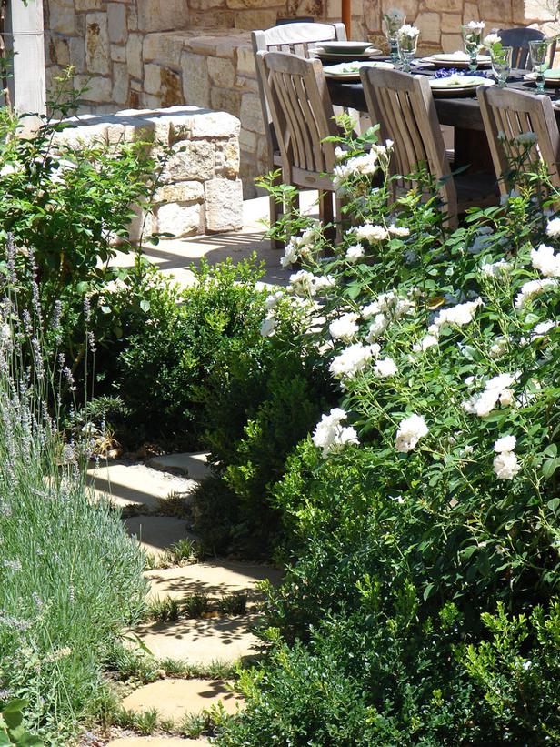 Hófehér virágágyás ötletek - STYLELIFE - Otthon & Design - fehér virágágyás, fehér virágok, kert, kertszépítés, virág, virágágyás, 