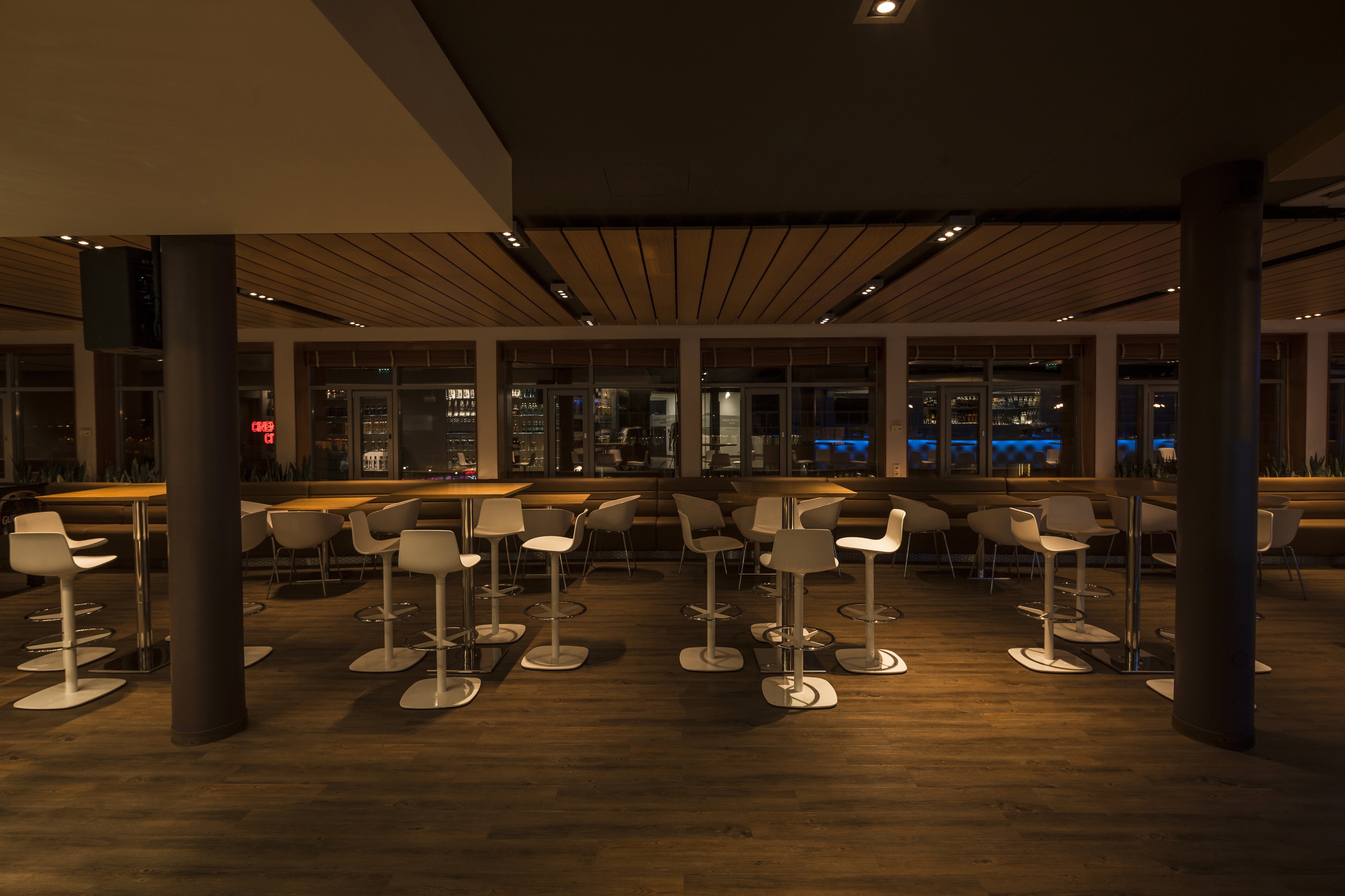 Exkluzív bár a legfelső emeleten - Stylebusiness -  - west end business, west end business center, 