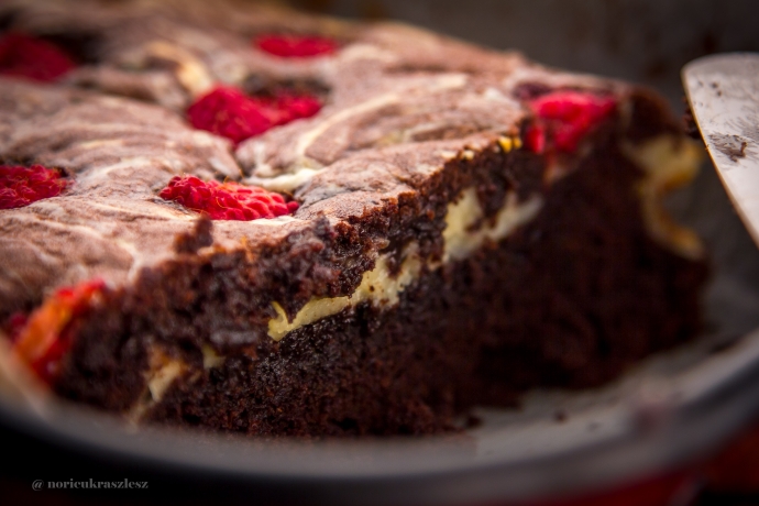 Szülinapi málnás-mascarponés brownie - STYLELIFE - Gasztronómia - málnás-mascarponés brownie, 