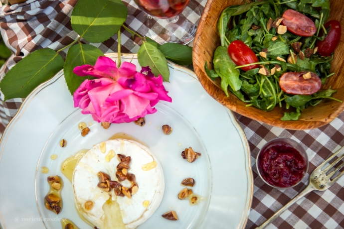 Grillezett camambert mézes mandulával - STYLELIFE - Gasztronómia - camambert, nyári ebéd, 