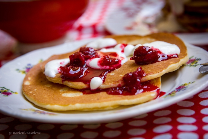 Amerikai palacsintatorony házi meggyszósszal - STYLELIFE - Gasztronómia - amerikai palacsinta, gasztronómia, 