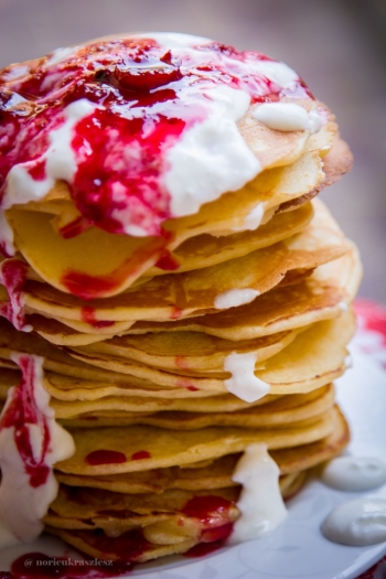 Amerikai palacsintatorony házi meggyszósszal - STYLELIFE - Gasztronómia - amerikai palacsinta, gasztronómia, 