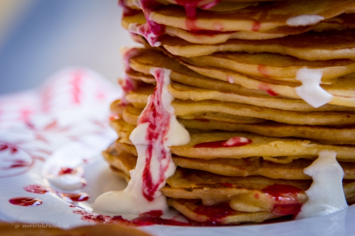 Amerikai palacsintatorony házi meggyszósszal - STYLELIFE - Gasztronómia - amerikai palacsinta, gasztronómia, 