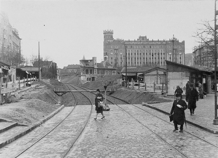 Kalef - Moszkva - Kalef! A Széll Kálmán tér száz éve - Fesztelen mindennapok -  - Budapest, Moszkva tér, Széll Kálmán tér, 