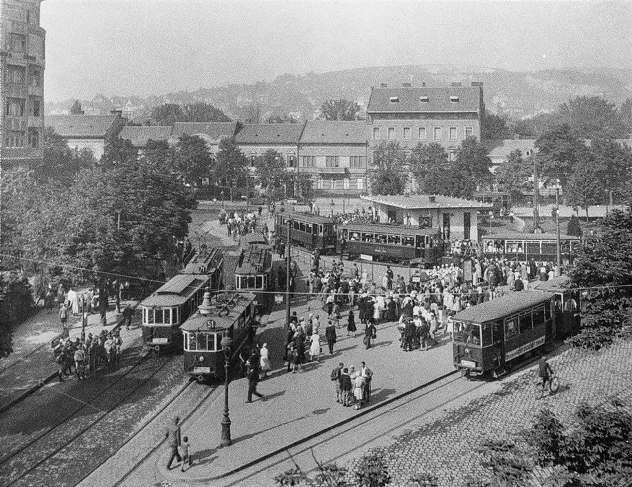Kalef - Moszkva - Kalef! A Széll Kálmán tér száz éve - Fesztelen mindennapok -  - Budapest, Moszkva tér, Széll Kálmán tér, 