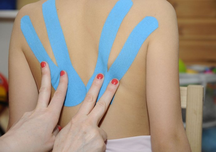 Színes korrigáló matrica avagy a Kinesio taping terápia - Stylekids -  - Dr. Kenzo Kase, gyógytorna gyerkeknek, kinesio taping, kinesio terápia, korrigáló matrica, 