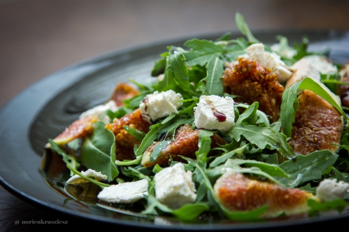 Fügesaláta mézzel és feta sajttal - STYLELIFE - Gasztronómia - feta sajt, füge, gasztronómia, saláta, 