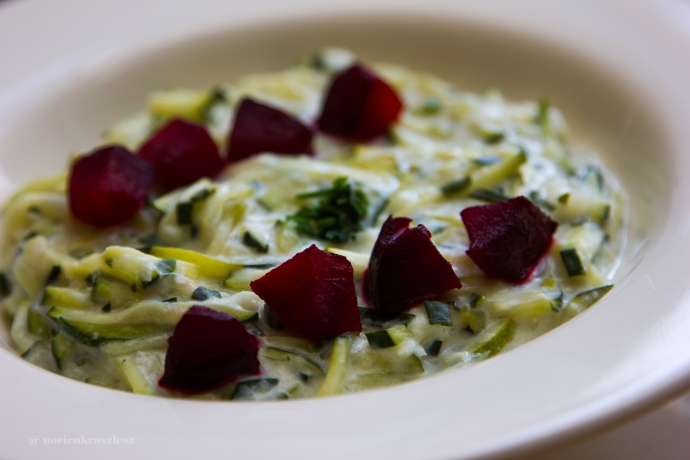 Fehérboros cukkinifőzelék cékla ropogóssal - STYLELIFE - Gasztronómia - cékla ropogós, cukkinifőzelék, gasztronómia, 