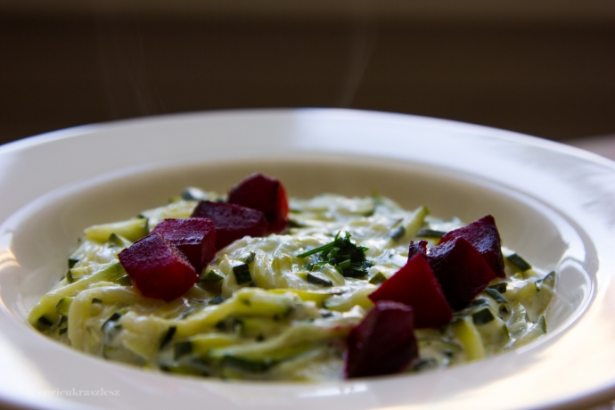 Fehérboros cukkinifőzelék cékla ropogóssal - STYLELIFE - Gasztronómia - cékla ropogós, cukkinifőzelék, gasztronómia, 