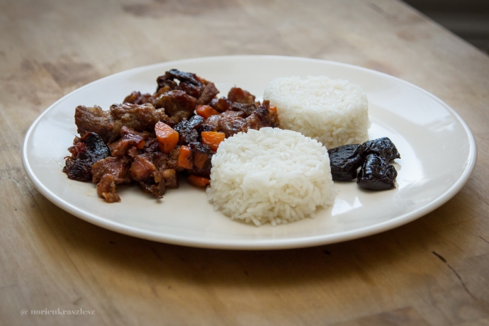 Vörösboros-aszalt szilvás sertésragu - STYLELIFE - Gasztronómia - gasztronómia, vörösboros aszalt szilvás sertésragu, 