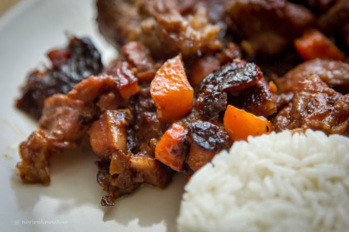 Vörösboros-aszalt szilvás sertésragu - STYLELIFE - Gasztronómia - gasztronómia, vörösboros aszalt szilvás sertésragu, 