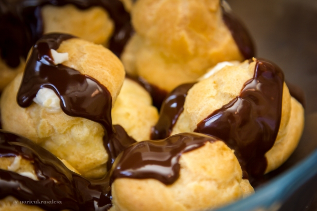 Csokis-vaníliás profiterol - STYLELIFE - Gasztronómia - csokoládé öntet, gasztronómia, profiterol, vanília krém, 