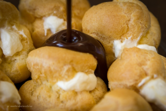 Csokis-vaníliás profiterol - STYLELIFE - Gasztronómia - csokoládé öntet, gasztronómia, profiterol, vanília krém, 