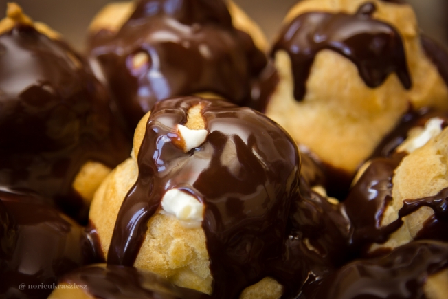 Csokis-vaníliás profiterol - STYLELIFE - Gasztronómia - csokoládé öntet, gasztronómia, profiterol, vanília krém, 