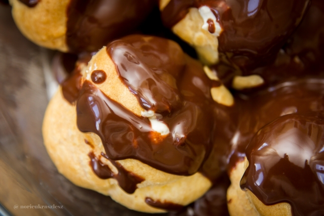 Csokis-vaníliás profiterol - STYLELIFE - Gasztronómia - csokoládé öntet, gasztronómia, profiterol, vanília krém, 