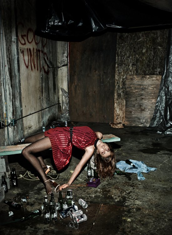 Részeg modellekkel sokkol a magazin - DIVAT&STÍLUS - Hírek  - divat, editorial, 