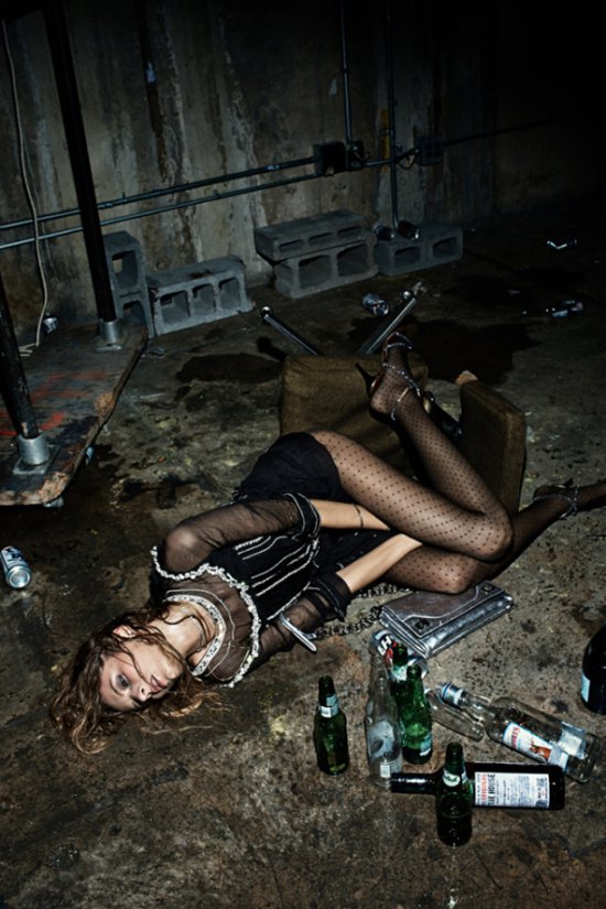 Részeg modellekkel sokkol a magazin - DIVAT&STÍLUS - Hírek  - divat, editorial, 