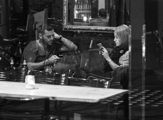 Bekövetkezett a beszélgetés halála - STYLENEWS -  - érdekességek, nagyvilág, 