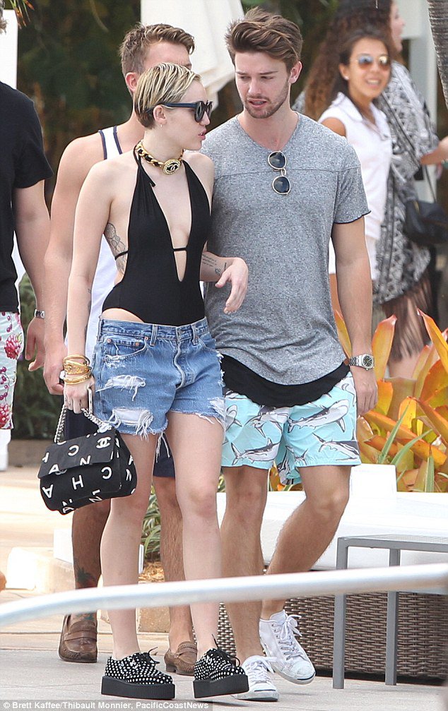 Hétfői gif challenge 12/08 - DIVAT&STÍLUS - Celebrity - gif challenge, molnár dorka, the sense, 