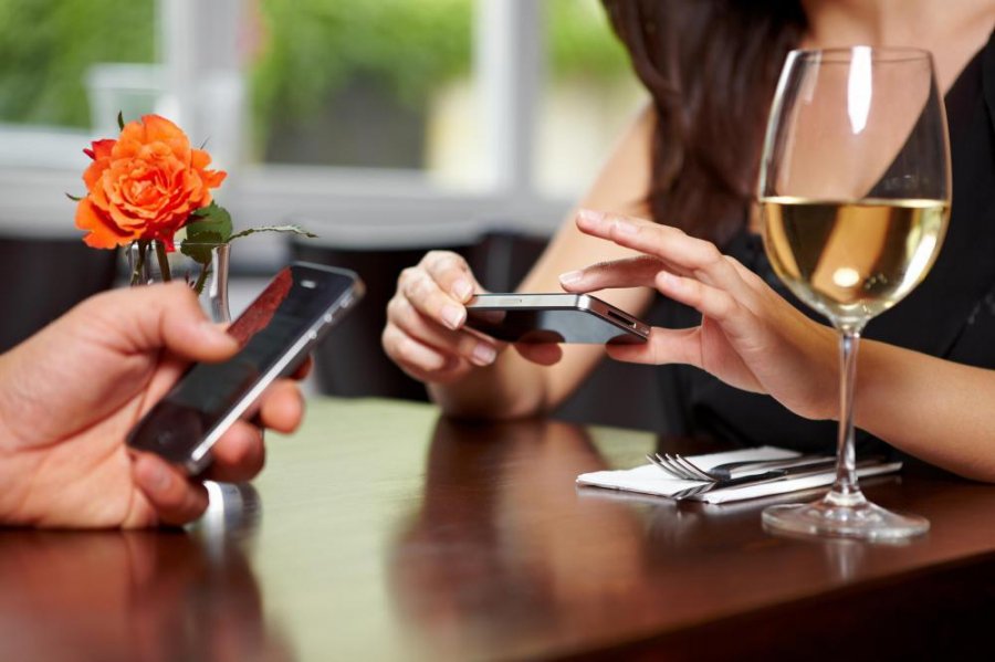 Technika vs. párkapcsolat - KERESD A NŐT  - Lélekhangok - modern kor, párkapcsolat, technika, 