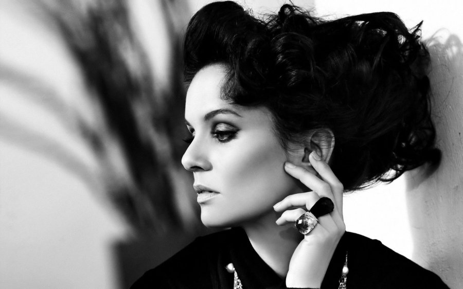 Nem akarok jótékonykodni! - KERESD A NŐT  -  - ajándék, életmesék, segítség, szívesség, 