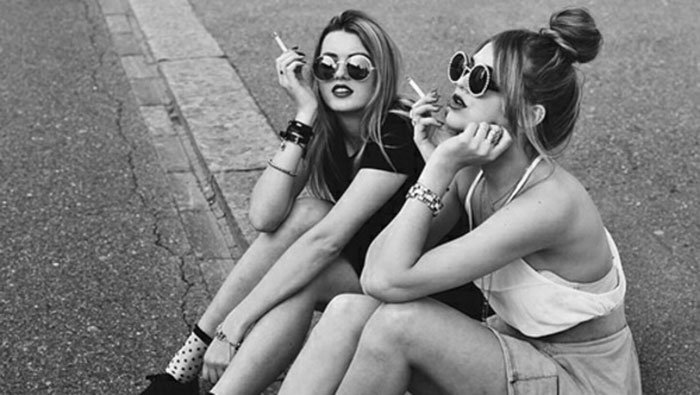 A hamis barátság 10 intő jele - KERESD A NŐT  - Lélekhangok - barát, baráti kapcsolat, barátság, hamis barátság, őszinteség, 