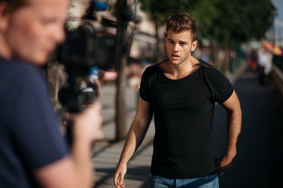 Klippel búcsúzik a nyártól Szakács Gergő - STYLENEWS - Interjúk - interjú, klip, klippremier, lemezlovas, lépnünk kell, szakács gergő, 