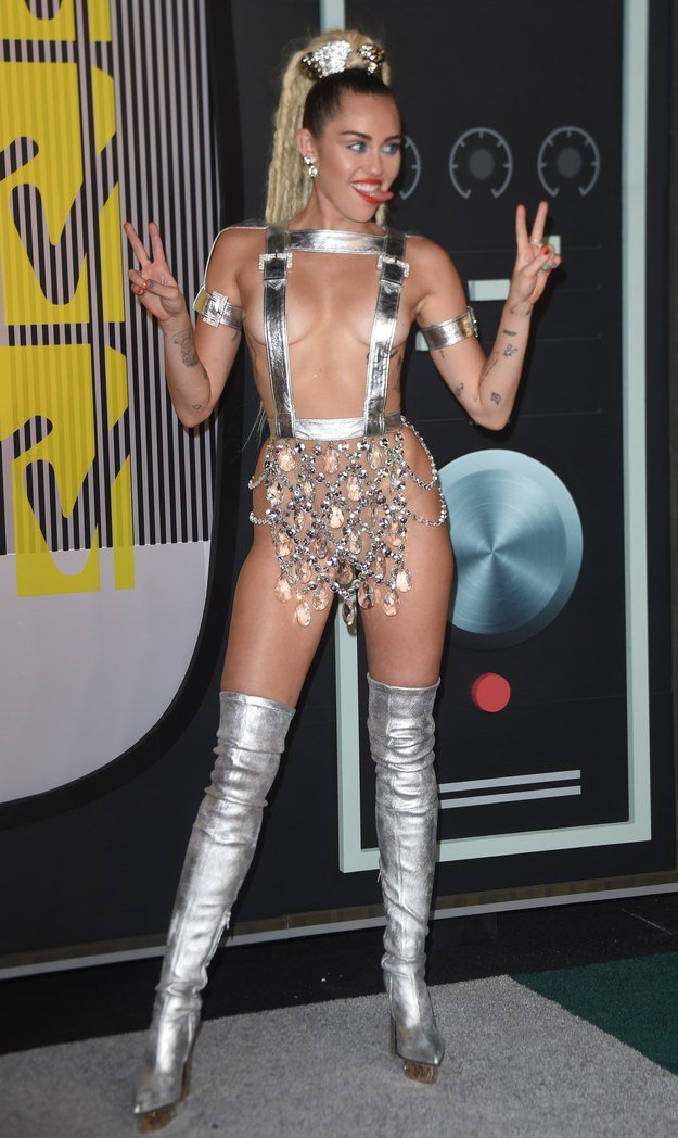 A hét oximoronja: Klassz ruhák a VMA gáláról - Hírek  - Celebrity - celebrity, emily ratajkowski, miley cyrus, rita ora, vma gála, 