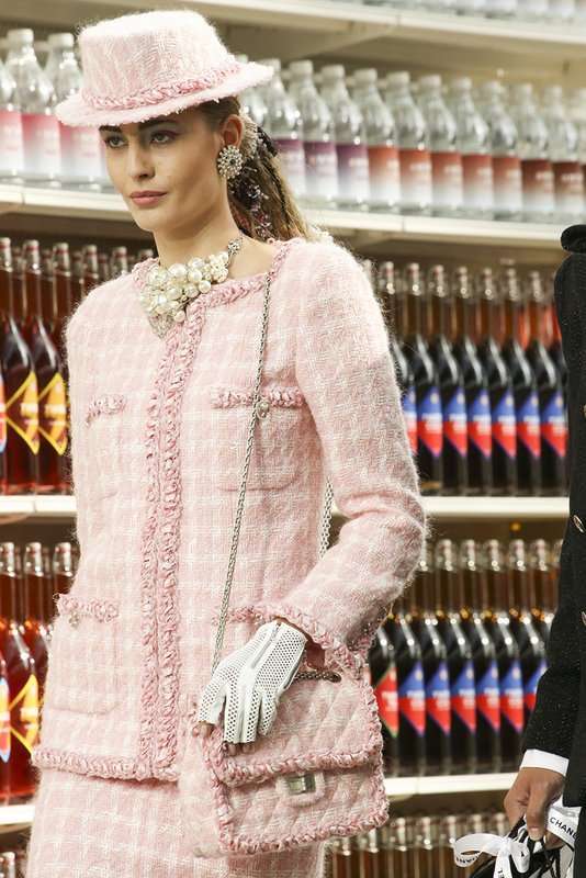 19 Barbie baba öltözék, amit híres designerek terveztek - Hírek  -  - armani, barbie, chanel, dior, donna karan, juicy couture, kate spade, oscar de la renta, vera wang, versace, 