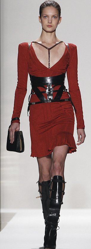 19 Barbie baba öltözék, amit híres designerek terveztek - Hírek  -  - armani, barbie, chanel, dior, donna karan, juicy couture, kate spade, oscar de la renta, vera wang, versace, 