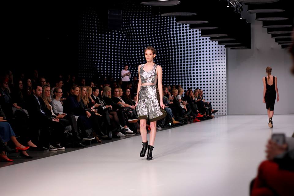 66 kedvenc fotó a hétvégi Mercedes Benz Fashion Week Central Europe-ról - Stílusiskola -  - dori tomcsanyi, magyar tervezők, mbfwce, mercedes benz fashion week central european, nanushka, napsugar, nubu, szegedi kata, tavaszi/nyári kollekció, use unused, 