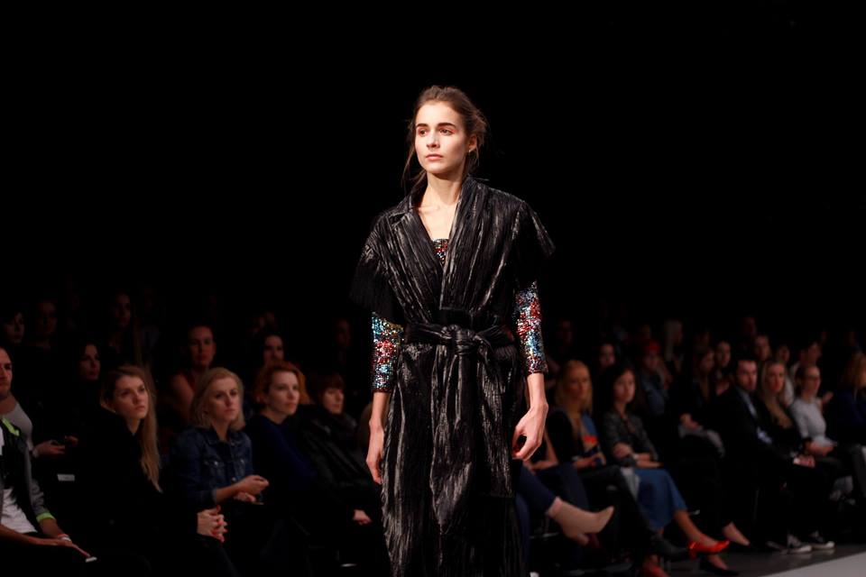 66 kedvenc fotó a hétvégi Mercedes Benz Fashion Week Central Europe-ról - Stílusiskola -  - dori tomcsanyi, magyar tervezők, mbfwce, mercedes benz fashion week central european, nanushka, napsugar, nubu, szegedi kata, tavaszi/nyári kollekció, use unused, 