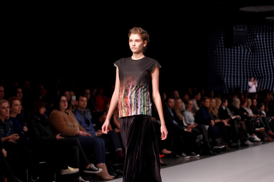 66 kedvenc fotó a hétvégi Mercedes Benz Fashion Week Central Europe-ról - Stílusiskola -  - dori tomcsanyi, magyar tervezők, mbfwce, mercedes benz fashion week central european, nanushka, napsugar, nubu, szegedi kata, tavaszi/nyári kollekció, use unused, 