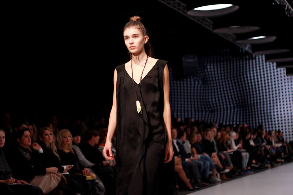 66 kedvenc fotó a hétvégi Mercedes Benz Fashion Week Central Europe-ról - Stílusiskola -  - dori tomcsanyi, magyar tervezők, mbfwce, mercedes benz fashion week central european, nanushka, napsugar, nubu, szegedi kata, tavaszi/nyári kollekció, use unused, 