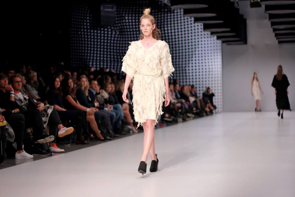 66 kedvenc fotó a hétvégi Mercedes Benz Fashion Week Central Europe-ról - Stílusiskola -  - dori tomcsanyi, magyar tervezők, mbfwce, mercedes benz fashion week central european, nanushka, napsugar, nubu, szegedi kata, tavaszi/nyári kollekció, use unused, 