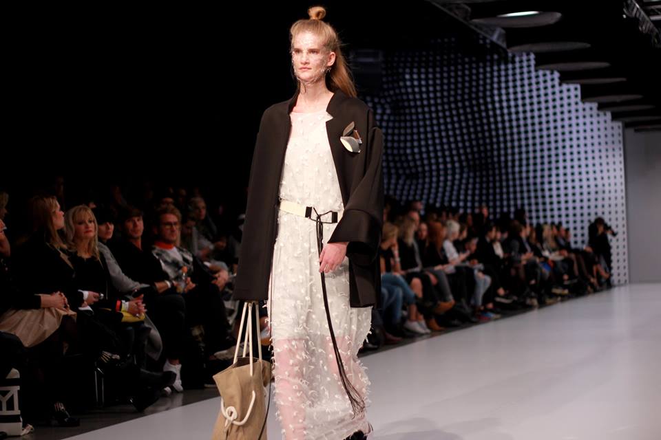 66 kedvenc fotó a hétvégi Mercedes Benz Fashion Week Central Europe-ról - Stílusiskola -  - dori tomcsanyi, magyar tervezők, mbfwce, mercedes benz fashion week central european, nanushka, napsugar, nubu, szegedi kata, tavaszi/nyári kollekció, use unused, 