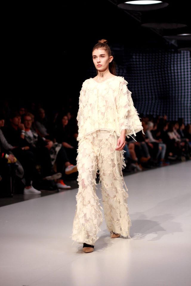 66 kedvenc fotó a hétvégi Mercedes Benz Fashion Week Central Europe-ról - Stílusiskola -  - dori tomcsanyi, magyar tervezők, mbfwce, mercedes benz fashion week central european, nanushka, napsugar, nubu, szegedi kata, tavaszi/nyári kollekció, use unused, 