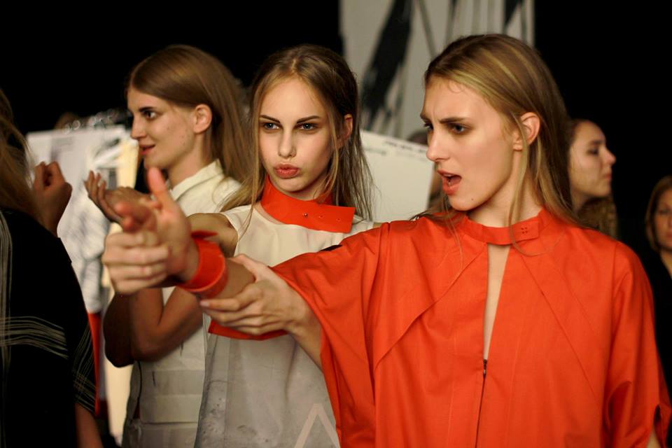 66 kedvenc fotó a hétvégi Mercedes Benz Fashion Week Central Europe-ról - Stílusiskola -  - dori tomcsanyi, magyar tervezők, mbfwce, mercedes benz fashion week central european, nanushka, napsugar, nubu, szegedi kata, tavaszi/nyári kollekció, use unused, 