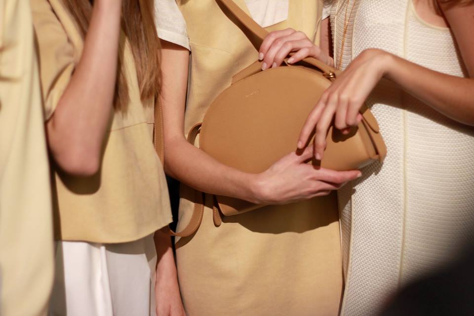 66 kedvenc fotó a hétvégi Mercedes Benz Fashion Week Central Europe-ról - Stílusiskola -  - dori tomcsanyi, magyar tervezők, mbfwce, mercedes benz fashion week central european, nanushka, napsugar, nubu, szegedi kata, tavaszi/nyári kollekció, use unused, 