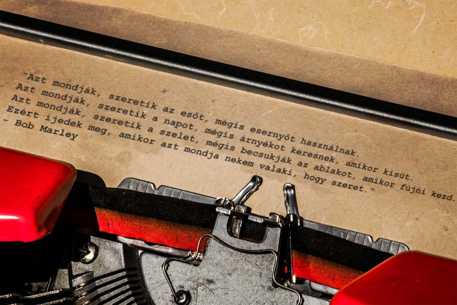 Kapcsolatban vele: Zárkózott nő - KERESD A NŐT  - Lélekhangok - félelem, lélekhangok, megfejthetetlen, női lélek, viselkedés, zárkózott nő, 