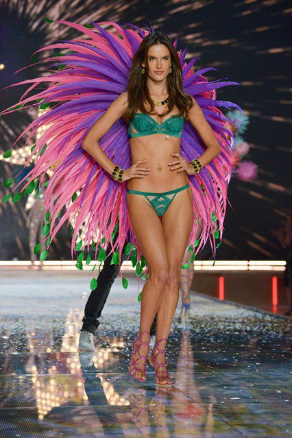 Victoria's Secret kifutó 2015 - Stílusiskola -  - alessandra ambrosio, behati prinsloo, gigi hadid, kendall jenner, show, victoria secret, vs, vs show 2015, 