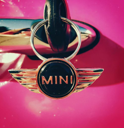 Barbie-járgánnyal az utakon - STYLENEWS -  - autó, nők, pink mini cooper, sztereotípia, vezetés, 