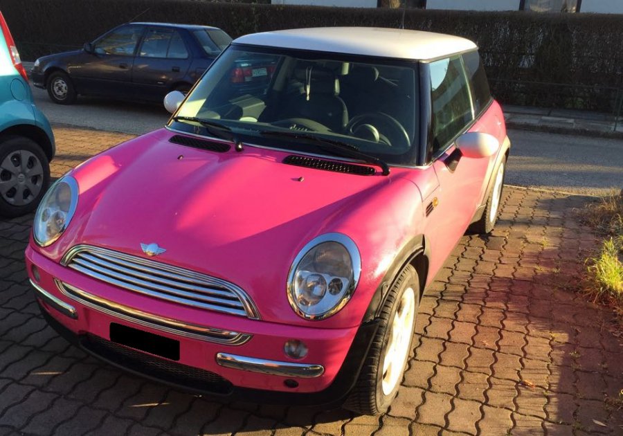 Barbie-járgánnyal az utakon - STYLENEWS -  - autó, nők, pink mini cooper, sztereotípia, vezetés, 