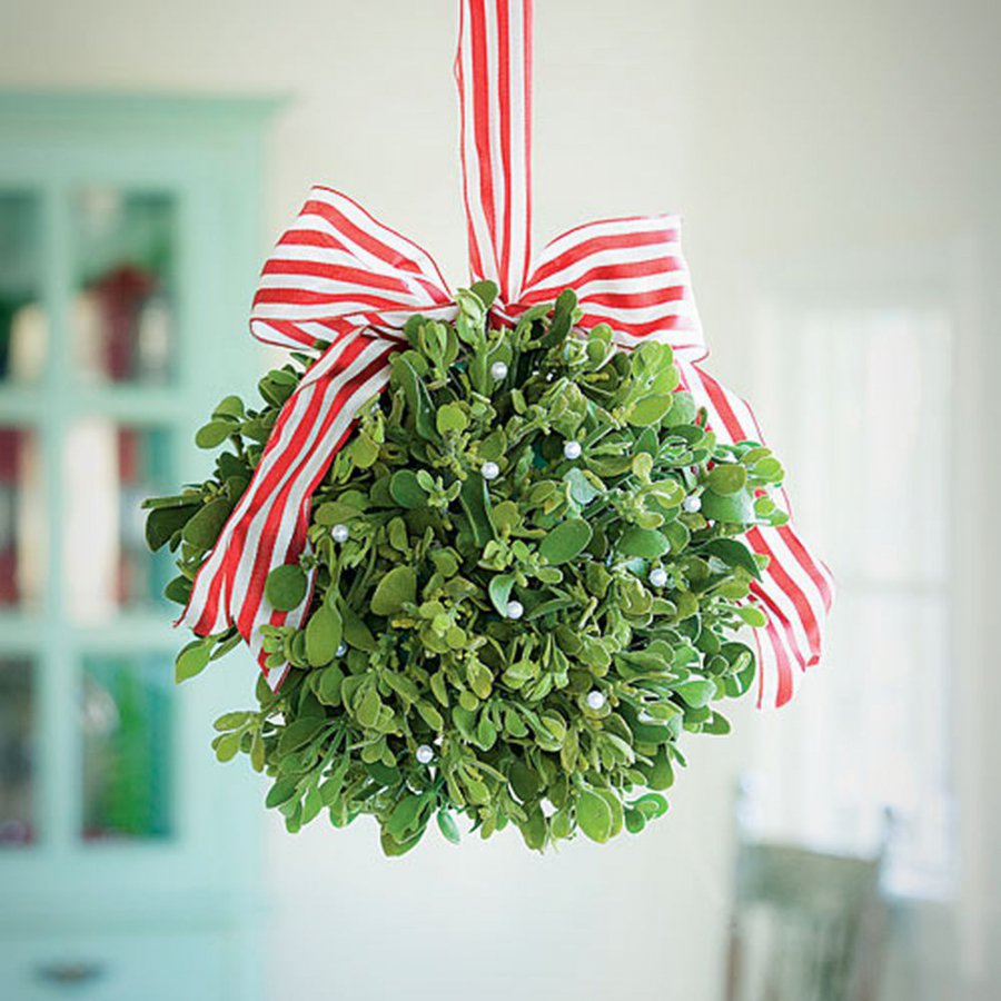 Csók a fagyöngy alatt - STYLENEWS -  - csók, eredet, fagyöngy, fagyöngy alatt csók, hagyomány, szerelem, 