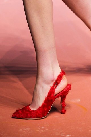 Furry Road: 10 nem mindennapi lábbeli a 2015-ös kifutókról - Stílusiskola -  - cipő, divat, lábbeli, szőr, szőrme, trend, 