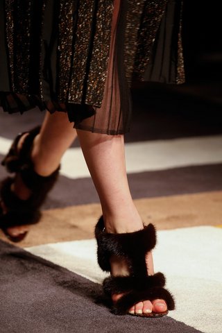 Furry Road: 10 nem mindennapi lábbeli a 2015-ös kifutókról - Stílusiskola -  - cipő, divat, lábbeli, szőr, szőrme, trend, 